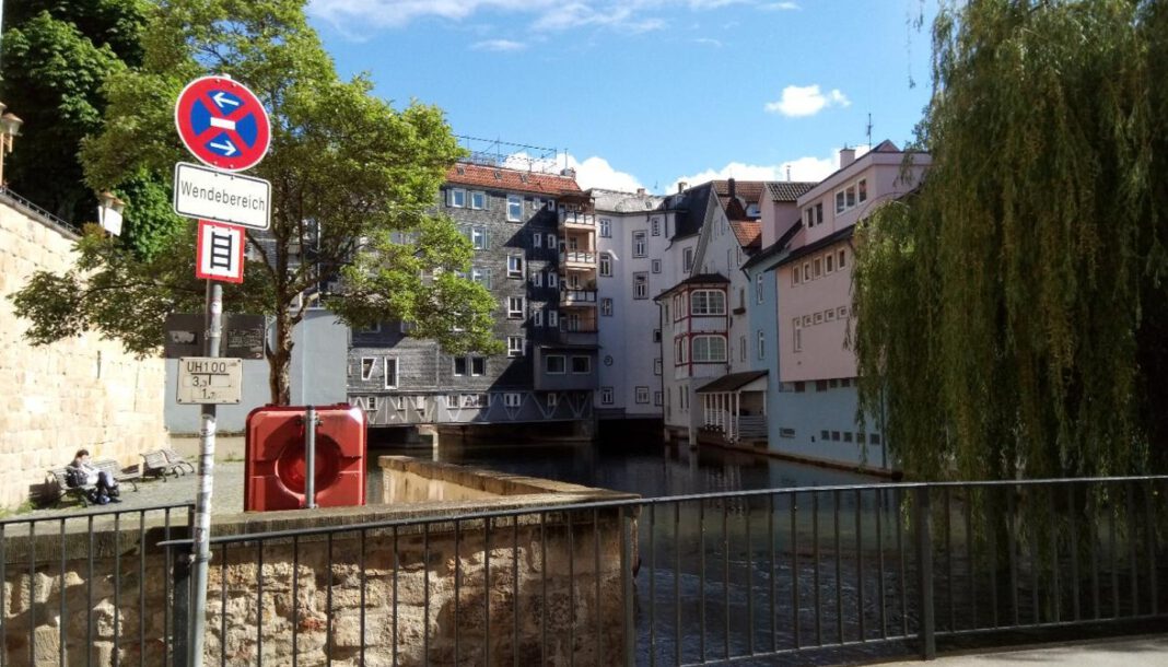 Esslingen ersetzt Brücke an Klein Venedig: Sperrungen und Umleitungen bis April 2026