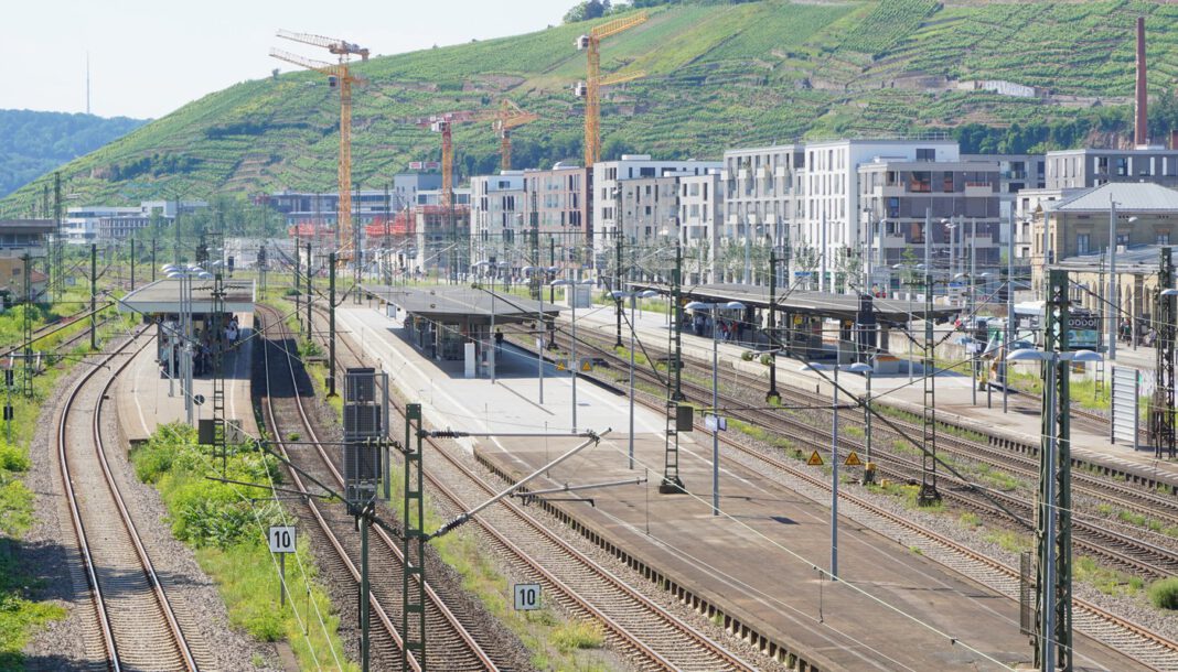 Mobile Wache am Esslinger Bahnhofplatz verzeichnet hohe Einsatzzahlen und zahlreiche Ahndungen