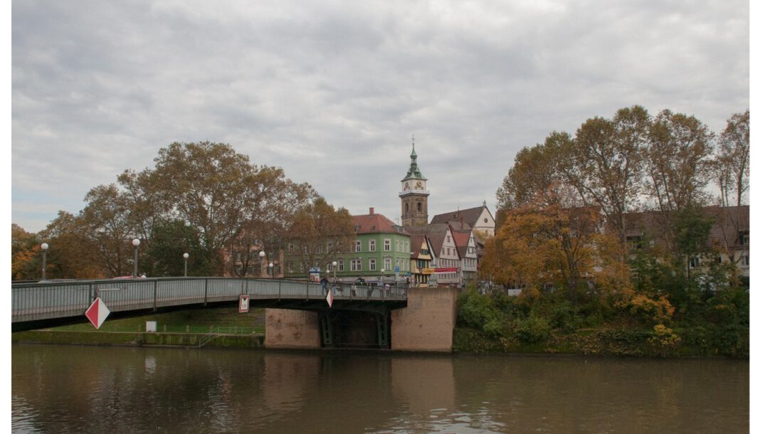 Provisorische Neckarbrücke in Bad Cannstatt eröffnet und Wilhelmsbrücke wird gesperrt Provisorische Neckarbrücke in Bad Cannstatt eröffnet und Wilhelmsbrücke wird gesperrt