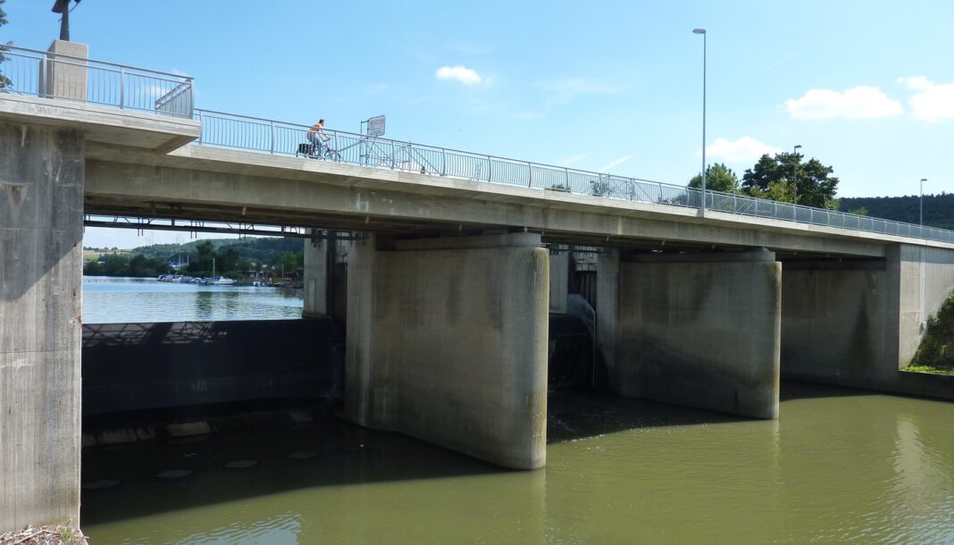 Schleuse Oberesslingen wird Prüfstand für Sanierungsverfahren im laufenden Betrieb